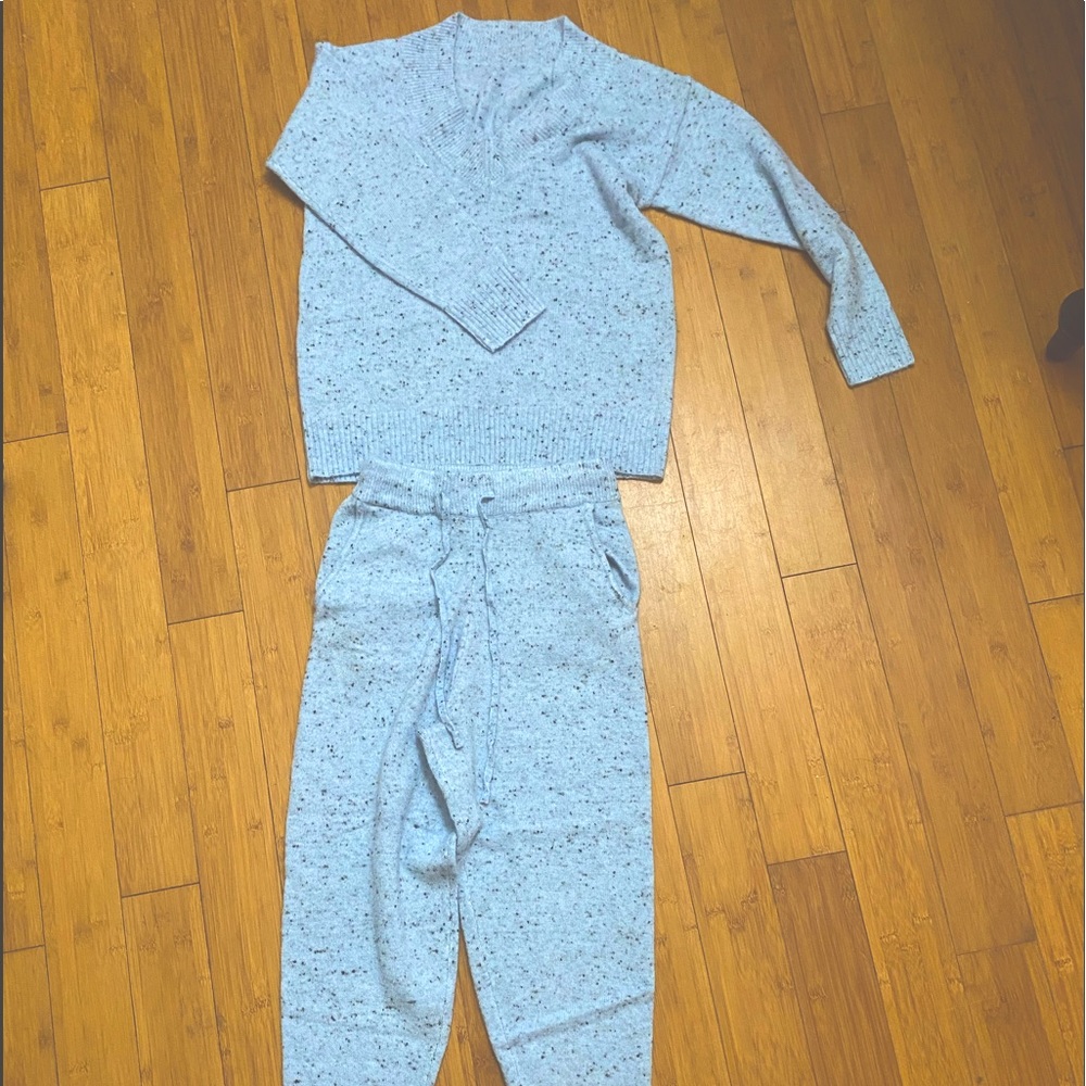 Like new Sweater lounge set, blue & black specks